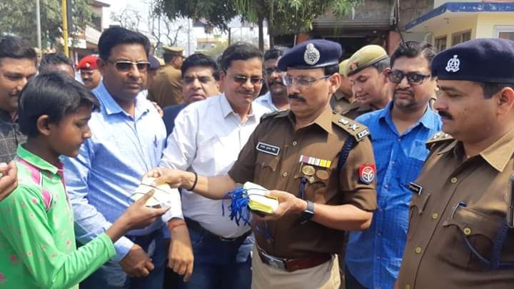 कोरोना वायरस के प्रति जागरूक करने के लिए एसएसपी ने बाटे मास्क कोरोना वायरस के प्रति जागरूक करने के लिए एसएसपी ने बाटे मास्क