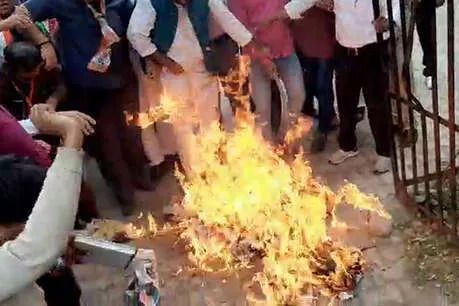 श्रीकांत शर्मा का पुतला फूंक रहे कांग्रेस जिलाध्यक्ष के कुर्ता-पायजामा में लगी आग श्रीकांत शर्मा का पुतला फूंक रहे कांग्रेस जिलाध्यक्ष के कुर्ता-पायजामा में लगी आग