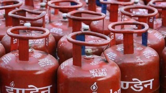 लगातार दूसरे महीने महंगा हुआ रसोई गैस सिलिंडर लगातार दूसरे महीने महंगा हुआ रसोई गैस सिलिंडर