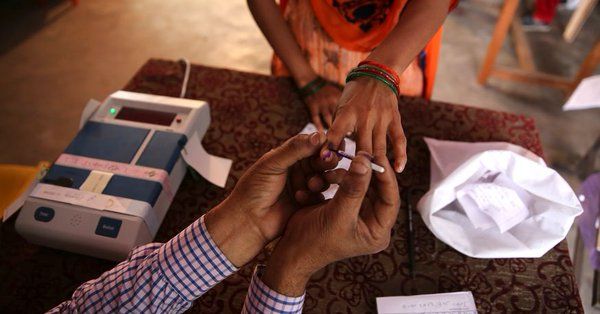 प्रतापगढ़ :  EVM हुई खराब रुका मतदान.रामपुर खास विधानसभा के बूथसंख्या 16 का मामला