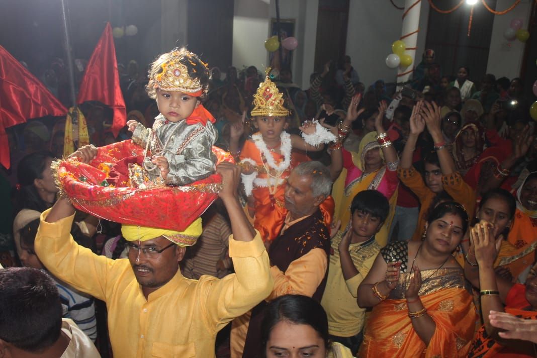 श्रीकृष्ण लीला और गोवर्धन पूजा के प्रसंग पर झूमे भक्त श्रीकृष्ण लीला और गोवर्धन पूजा के प्रसंग पर झूमे भक्त