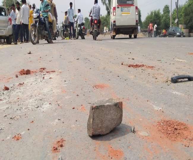 हरियाणा विधानसभा चुनाव 2019 :नूंह में भिड़े BJP-जजपा कार्यकर्ता, 2 दर्जन गाड़ियां तोड़ीं, CISF ने संभाला मोर्चा हरियाणा विधानसभा चुनाव 2019 :नूंह में भिड़े BJP-जजपा कार्यकर्ता, 2 दर्जन गाड़ियां तोड़ीं, CISF ने संभाला मोर्चा