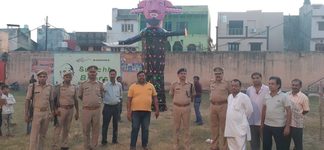 दशहरा त्यौहार को लेकर पुलिस ने लगाई गश्त दशहरा त्यौहार को लेकर पुलिस ने लगाई गश्त