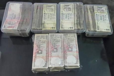 29 लाख की पुरानी करेंसी के साथ चार गिरफ्तार 29 लाख की पुरानी करेंसी के साथ चार गिरफ्तार