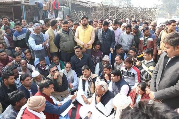 इटावा :   प्रगतिशील समाजवादी पार्टी के राष्ट्रीय अध्यक्ष शिवपाल सिंह यादव मण्डी सचिव की घूसखोरी दलाली से  परेशान व्यापारियों की मांग को लेकर धरने पर बैठे