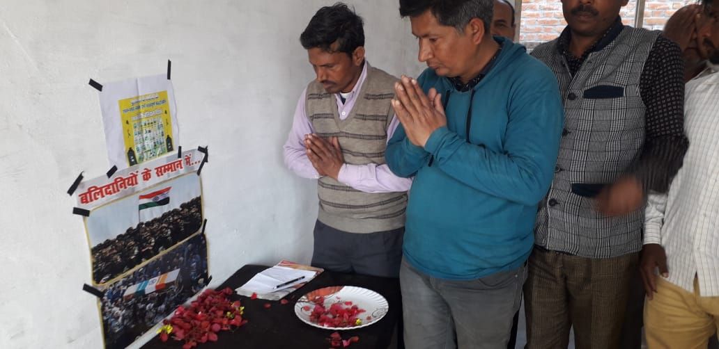 पुलवामा के बलिदानी सैनिकों को विहिप कार्यकर्त्ताओं ने दी भावभीनी श्रद्धांजलि पुलवामा के बलिदानी सैनिकों को विहिप कार्यकर्त्ताओं ने दी भावभीनी श्रद्धांजलि