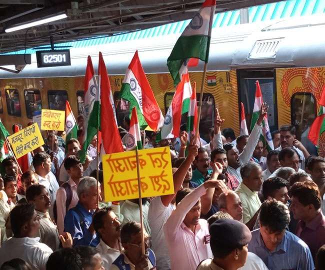 प्राइवेट ट्रेन तेजस एक्सप्रेस का विरोध, गाजियाबाद में रोका, दिल्ली में प्रदर्शन प्राइवेट ट्रेन तेजस एक्सप्रेस का विरोध, गाजियाबाद में रोका, दिल्ली में प्रदर्शन