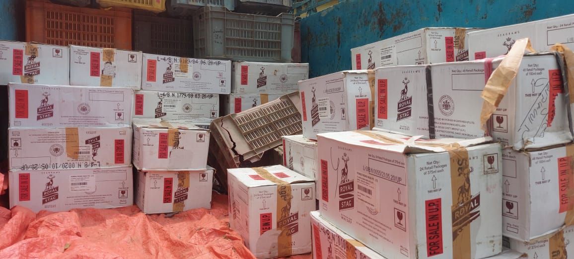 चंदौली- 45 पेटी अवैध विदेशी शराब के साथ को लोग गिरफ्तार