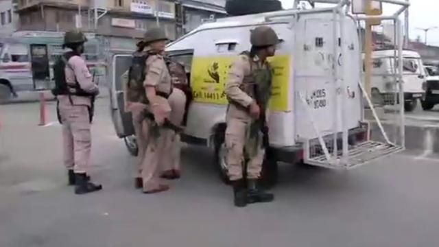 श्रीनगर में CRPF काफिले पर आतंकी हमला, एक जवान शहीद श्रीनगर में CRPF काफिले पर आतंकी हमला, एक जवान शहीद