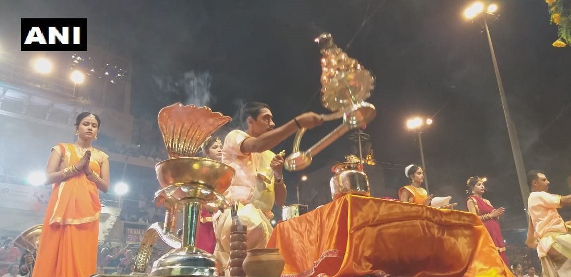 गंगा दशहरा के अवसर पर वाराणसी के दशाश्वमेध घाट पर विशेष आरती की गई।