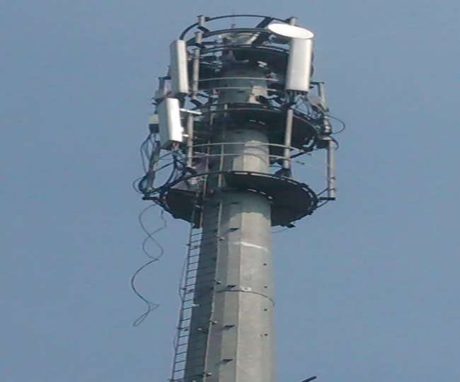 सुबह सुबह हाई वोल्टेज ड्रामा, कलक्‍ट्रेट पर मोबाइल टॉवर पर चढ़ हंगामा