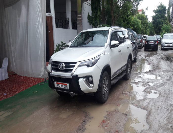 लखनऊ में जलभराव तथा सड़क पर गड्ढे देख सीएम योगी नाराज लखनऊ में जलभराव तथा सड़क पर गड्ढे देख सीएम योगी नाराज