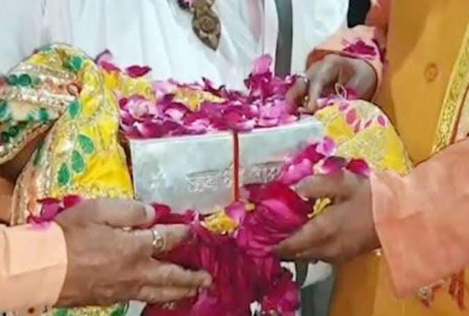 युगों बाद युग बदल रहा है... युगों बाद युग बदल रहा है...