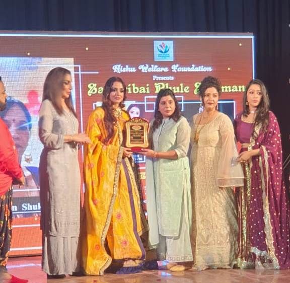 निशु वेलफेयर फाउंडेशन द्वारा सावित्रीबाई फुले सम्मान समारोह में जनपद अयोध्या की महिला थानाध्यक्ष प्रियंका पांडे को किया गया सम्मानित।