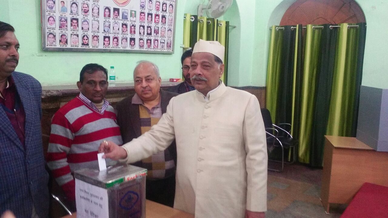 मुरादाबाद नगर निगम कार्यकारिणी चुनाव में अपने मत का प्रयोग करते हुए। हाजी इकराम क़ुरैशी, विधायक मुरादाबाद देहात।