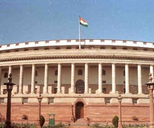 भीड़तंत्र की हिंसा पर लोकसभा में हंगामा, प्रश्नकाल स्थगित करने की मांग भीड़तंत्र की हिंसा पर लोकसभा में हंगामा, प्रश्नकाल स्थगित करने की मांग