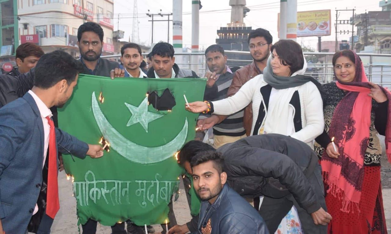 प्रतापगढ़ । पुलवामा में हुई आतंकी घटना को लेकर सपाइयों ने भगवा चुंगी चौराहे पर गीता मिश्रा के नेतृत्व में पाकिस्तान का पुतला फूंका ,पाकिस्तान मुर्दाबाद के नारे लगाये गए। अंत मे कैण्डल जलाकर शहीदो