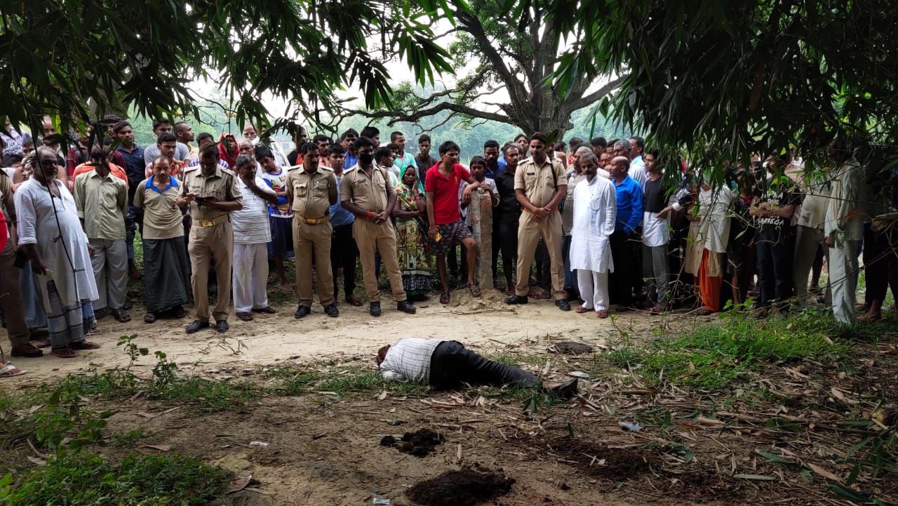 गाजीपुर : बहरियाबाद थाना क्षेत्र में मॉर्निंग वॉक पर निकले युवक की चाकू घोंप कर हत्या। सूचना पर स्थानीय पुलिस ने मौके पर पहुँची।नाराज ग्रामीणों की भारी भीड़ मौके पर  ।