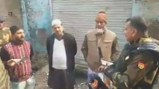 गुस्से में बोल गए  SP- खाओगे यहां का, गाओगे कहीं और का... चले जाओ पाकिस्तान