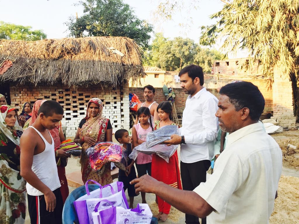सपा नेता सिद्धार्थ मिश्र ने अग्निपीड़ितों को बांटी साड़ी सपा नेता सिद्धार्थ मिश्र ने अग्निपीड़ितों को बांटी साड़ी