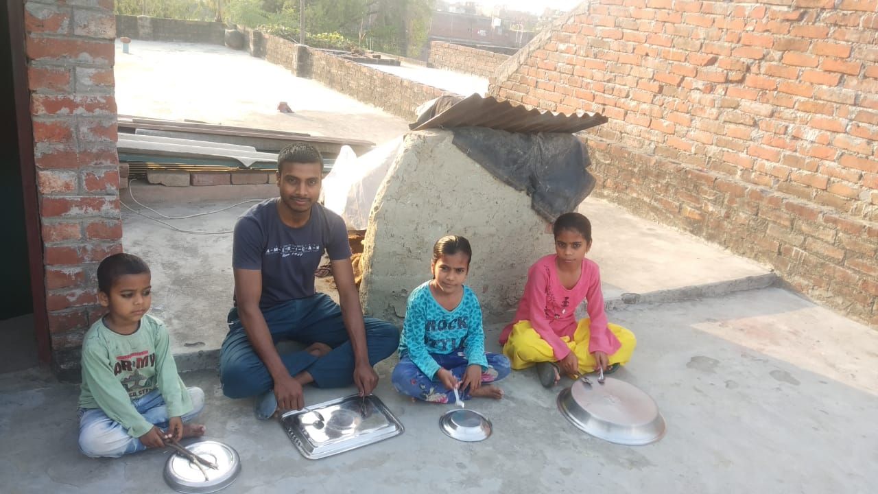 भदोही - कोरोना को भगाने में जुटे लोगों के सम्मान में शाम 5 बजते ही लोग घरों के सामने बजाने लगें थालियां और तालियां