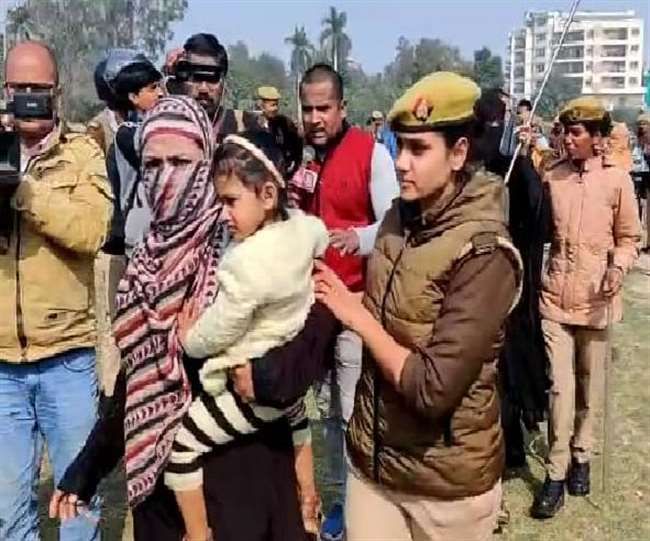 बेनियाबाग को शाहीनबाग बनाने की थी तैयारी, प्रदर्शन कर रही महिलाओं संग पुलिस की झड़प के बीच लाठीचार्ज