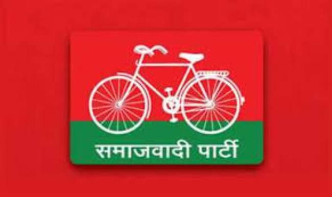 नीरज को सपाइयों की श्रद्धांजलि नीरज को सपाइयों की श्रद्धांजलि