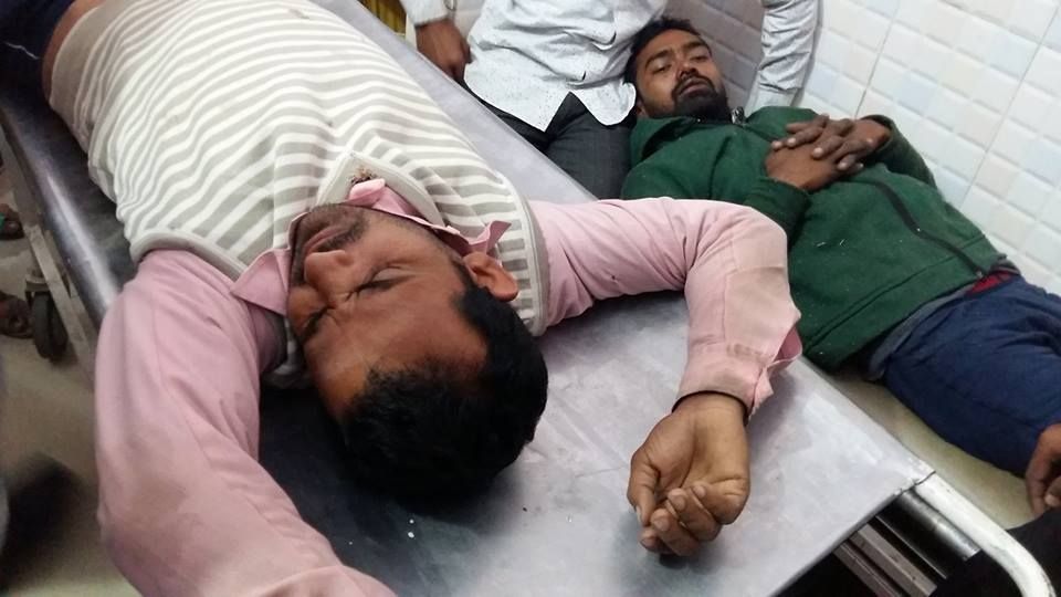धुंध की वजह से डीसीएम के पलटने से व्यापारी हुए घायल धुंध की वजह से डीसीएम के पलटने से व्यापारी हुए घायल