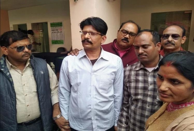 रिश्वत लेते रंगे हाथों पकड़ाया लेखपाल, एंटी करप्शन टीम ने किया पर्दाफाश रिश्वत लेते रंगे हाथों पकड़ाया लेखपाल, एंटी करप्शन टीम ने किया पर्दाफाश