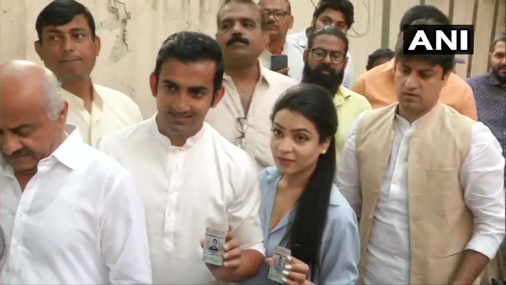 पूर्वी दिल्ली के बीजेपी कैंडिडेट गौतम गंभीर ने ओल्ड राजिंदर नगर में एक पोलिंग बूथ पर अपना वोट डाला। वह AAP के आतिशी और कांग्रेस के अरविंदर सिंह लवली के खिलाफ हैं