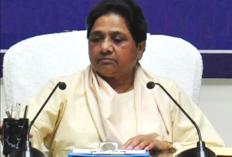 उपचुनाव में हार से हताश मायावती ने की बड़े बदलाव की घोषणा उपचुनाव में हार से हताश मायावती ने की बड़े बदलाव की घोषणा