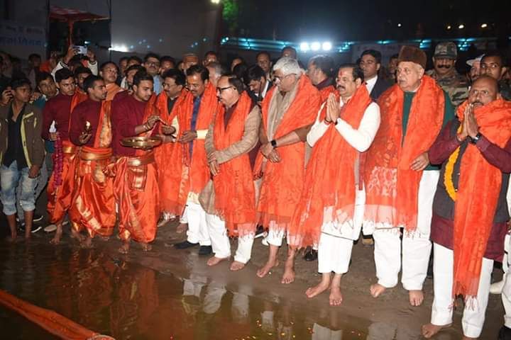 काशी में गंगा तट पर हुई गंगा यात्रा की जनसभा