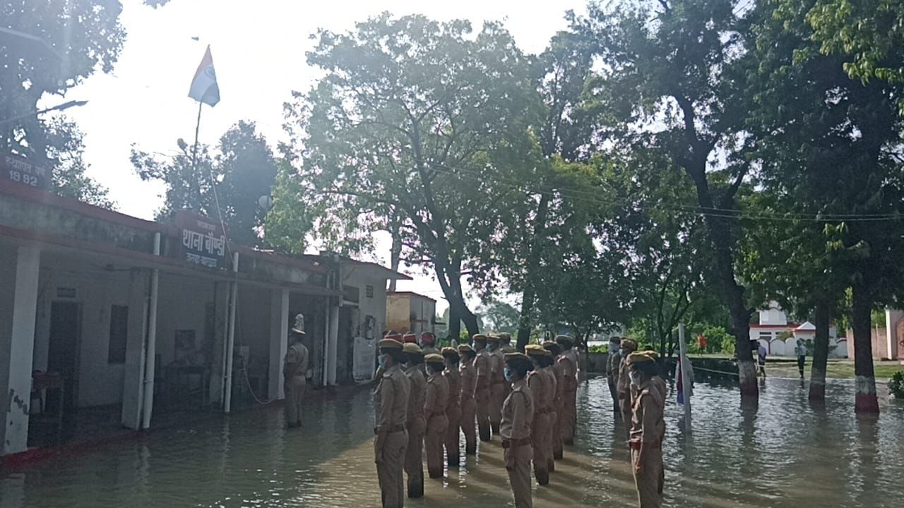 बहराइच- बाढ़ प्रभावित बौंडी थाना में स्वतंत्रता दिवस पर तिरंगा को सलामी देते पुलिस कर्मी।