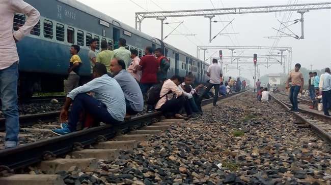 सादात रेलवे स्टेशन में चौरी चौरा एक्सप्रेस से कटे तीन सांड़, इंजन फेल होने पांच घंटे खड़ी रही ट्रेन