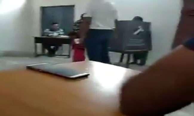 फरीदाबाद में तथाकथित बूथ कैप्चरिंग मामले में पोलिंग एजेंट अरेस्ट, VIDEO हुआ था वायरल फरीदाबाद में तथाकथित बूथ कैप्चरिंग मामले में पोलिंग एजेंट अरेस्ट, VIDEO हुआ था वायरल