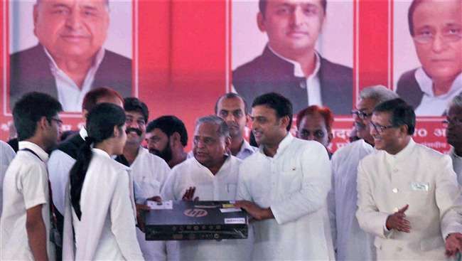 हर जिले में यूपी बोर्ड के 11-11 टापर्स को लैपटॉप देगी सपा हर जिले में यूपी बोर्ड के 11-11 टापर्स को लैपटॉप देगी सपा