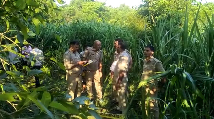 मुजफ्फरनगर : रेप के बाद नाबालिग लड़की की हत्या, पेड़ से लटका मिला शव मुजफ्फरनगर : रेप के बाद नाबालिग लड़की की हत्या, पेड़ से लटका मिला शव