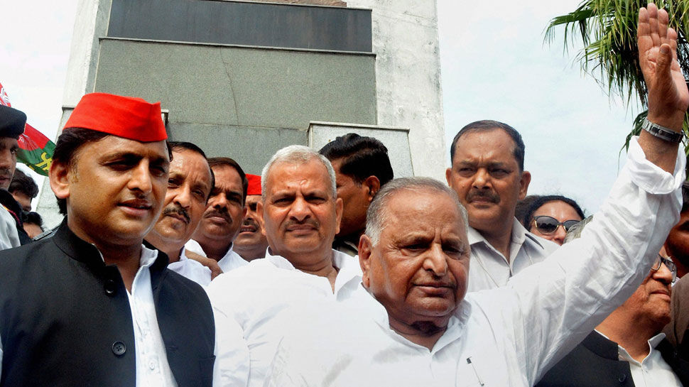 लखनऊ : सपा दफ्तर में मुलायम सिंह यादव ने केक काटा, सपा नेताओं ने मुलायम को जन्मदिन की बधाई दी..पार्टी कार्यालय में कार्यकर्ताओं के बीच उनके जन्मदिवस पर केक काटा गया