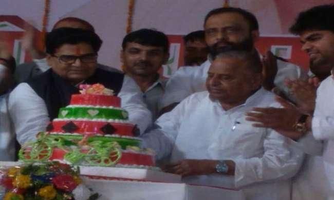 बधाई देने पहुंचे मुलायम सिंह ने कहा, सपा की नीति सबसे अच्छी.. प्रोफेसर बोले ..जो कुछ हूं, नेताजी की बदौलत