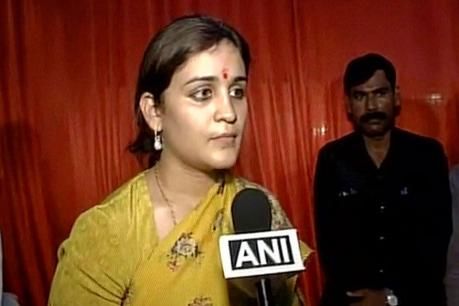 सपा नोटबंदी के विरोध में काला दिवस मना रही है. लेकिन इसके उलट मुलायम की छोटी बहू ने दी नसीहत सपा नोटबंदी के विरोध में काला दिवस मना रही है. लेकिन इसके उलट मुलायम की छोटी बहू ने दी नसीहत