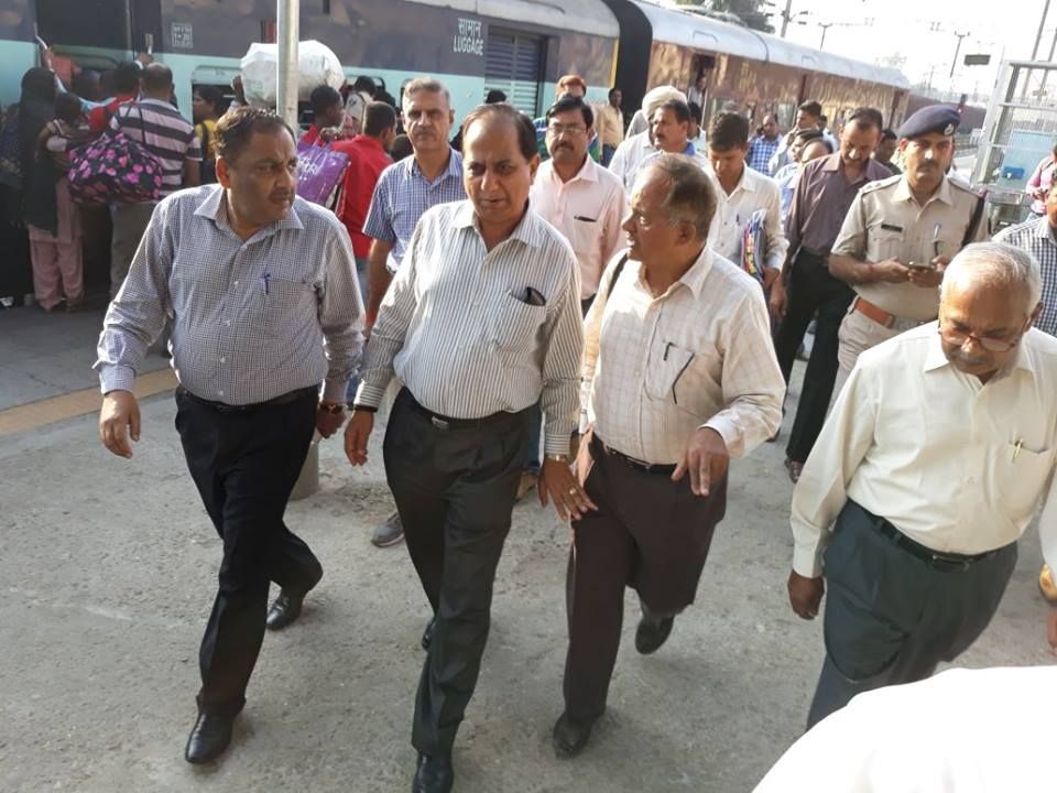 मुरादाबाद : उत्तर रेलवे के महाप्रबंधक आर के कुलश्रेष्ठ पहुंचे मुरादाबाद रेलवे स्टेशन का किया निरीक्षण रेल अधिकारियों के साथ ली बैठक