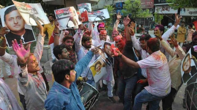 23 साल बाद एक साथ लहराया सपा-बसपा का झंडा 23 साल बाद एक साथ लहराया सपा-बसपा का झंडा