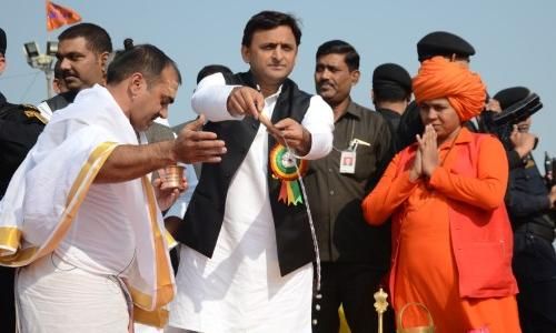 अखिलेश से मिलीं महंत देव्यागिरि अखिलेश से मिलीं महंत देव्यागिरि