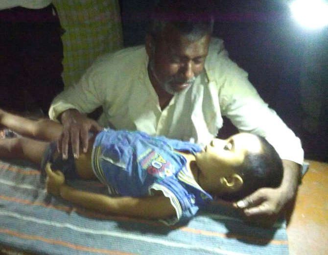 गोंडा: यूपी के मंत्री के काफिले से कुचलकर बच्चे की हुई थी मौत, सपा ने परिजनों को दी 2.50 लाख रुपए की आर्थिक मदद।