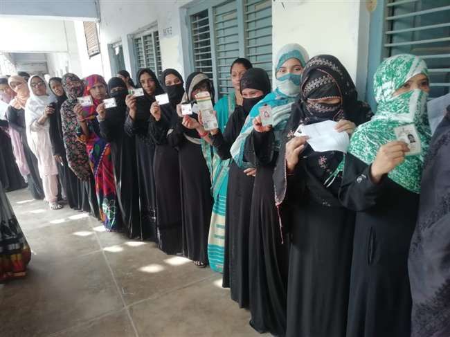 इटावा-सूरज संग चढ़ रहा मतदान, चार घंटे में 20.18 फीसद पड़े वोट