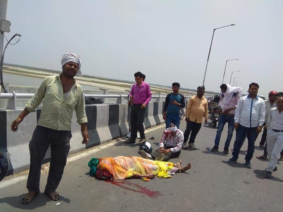 अयोध्या  बस्ती से अयोध्या की तरफ आ रही मोटरसाइकिल को अज्ञात वाहन ने सरयू पुल पर टक्कर मारी महिला गंभीर। नयाघाट चौकी के सिपाही मनोज कुमार व एक गार्ड मौके पर पहुंच कर श्री राम अस्पताल भेजा।