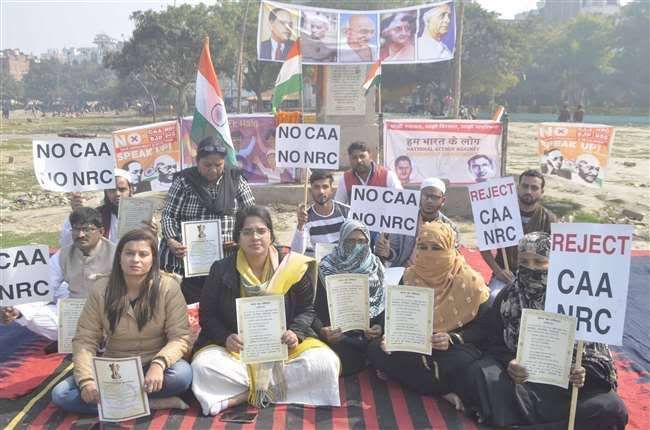 बेनियाबाग में प्रदर्शन करने वालों के खिलाफ गैर जमानती वारंट जारी, गिरफ्तारी के लिए छापेमारी