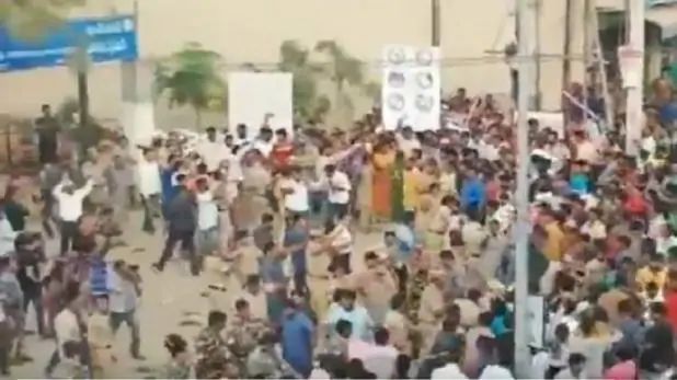 थाने में बंद थे हैदराबाद के हैवान, भनक लगते ही सैकड़ों लोगों ने घेरा