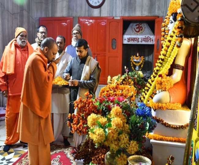 बाबा गोरखनाथ को पहले गोरक्षपीठाधीश्वर योगी आदित्यनाथ, फिर नेपाल राज परिवार की चढ़ेगी खिचड़ी बाबा गोरखनाथ को पहले गोरक्षपीठाधीश्वर योगी आदित्यनाथ, फिर नेपाल राज परिवार की चढ़ेगी खिचड़ी