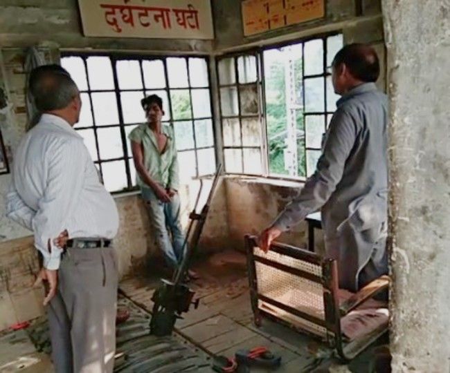 प्रतापगढ़ इंटरसिटी की रफ्तार में अचानक लगी ब्रेक, ड्राइवर के केबिन में घुसा युवक